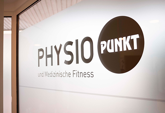 Physio-Punkt Logo an einem Fenster